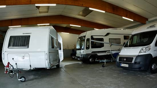 Ein trockener Platz für den Winter: in der Halle hats der Caravan gemütlich. 