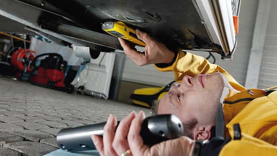 Mit dem Feuchtemesser werden verdächtige Stellen im Rahmen der Dichtheitsprüfung untersucht.