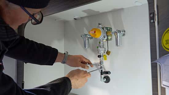 Mobil opt. Gasflaschenumschalt-Anlage Caramatic Drive Two mit Gasleitung verbinden