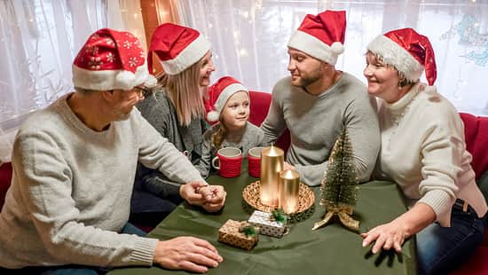 Symbolbild: Familie an Weihnachten im Camper mit Nikolausmützen
