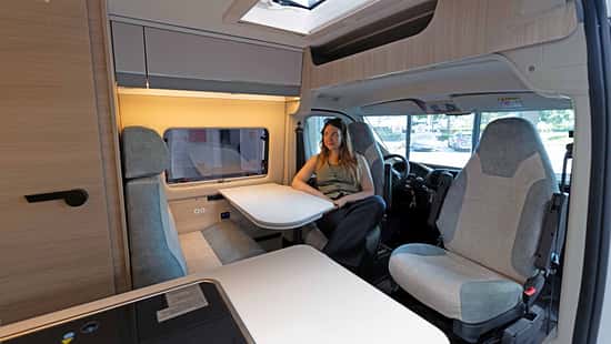 Forster Livin' Up Pro 599 (2026), Sitzgruppe, Frau, Pilotensitz, Cockpit