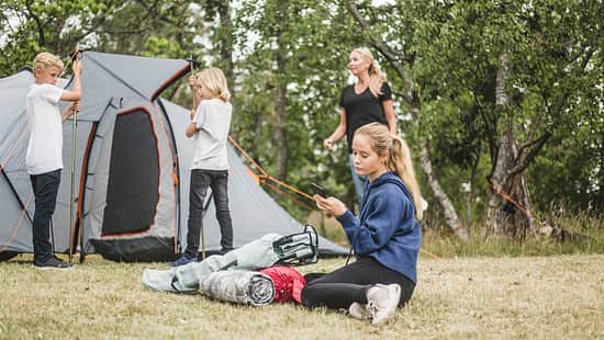 Familie vor Zelt, Teenie