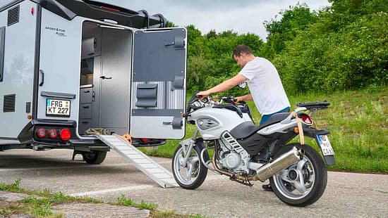 Rampe, Knaus Sport and Fun 480 QL, Motorrad, Transportcaravan, Wohnwagen, Test, Stauraum, Ladung
