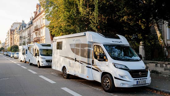 Wohnmobile, Straßenrand, Häuser, Stadt