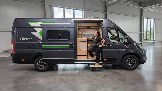Forster Vantasy V 636 EB (2027), Außenaufnahme, Aufbautür, Frau