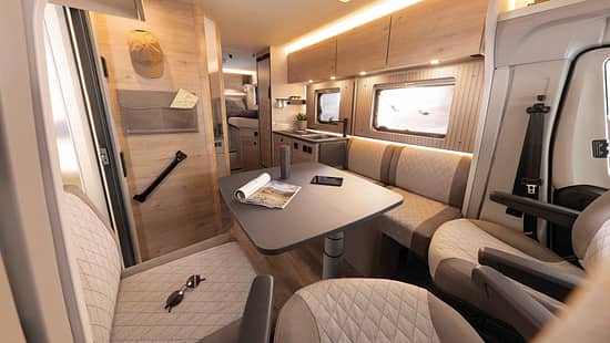 Dethleffs Just Van T5 Wohnmobil mit Face-to-Face-Sitzgruppe im Innenraum