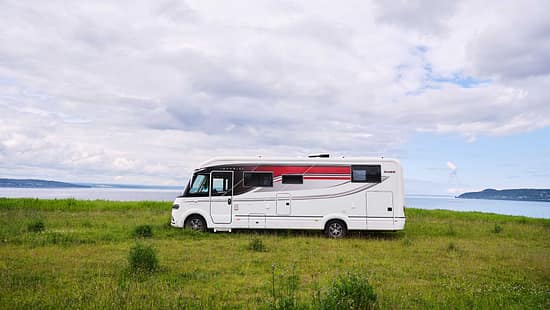Kabe Imperial 830 TRAQ 4x4 von außen auf einer Wiese