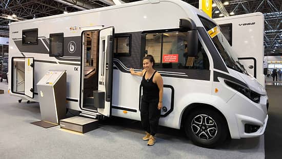Außenansicht des Benimar Amphitryon A968 (2027) auf dem Caravan Salon 2026, Beifahrerseite mit Frau als Größenvergleich.
