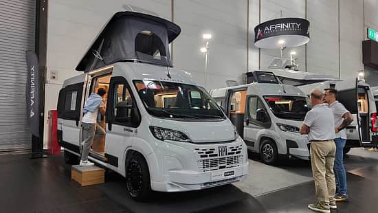 Affinity One 636 Campingbus mit Aufstelldach, französischem Bett und umbaubarer Sitzgruppe