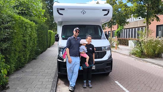 amilie vor dem Ahorn Alkoven A690: Mutter, Vater und Kind auf Wohnmobil-Reise