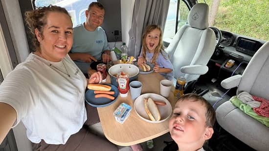 Familie sitz in der Sitzgruppe des Ahorn Camp A 690