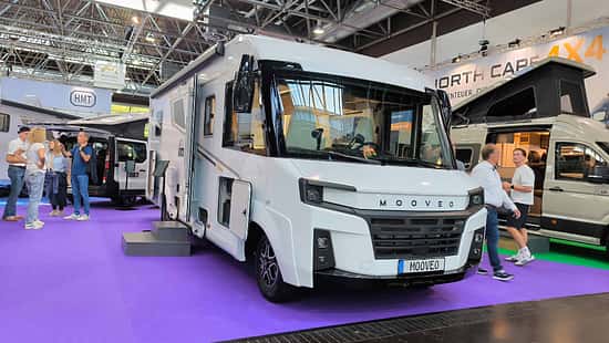 Außenaufnahme eines vollintegrierten Mooveo Reisemobils (INT-78 QBF Al-Ko) auf dem CARAVAN SALON Düsseldorf 2026. Moderne Front mit markantem Design und AL-KO-Chassis.