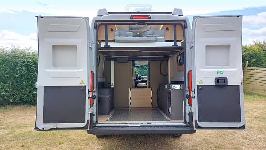 Stauraum im Heck des Dreamer Lift Van Up unter dem vollständig hochgefahrenen Hubbett mit einer Höhe von 135 Zentimetern.