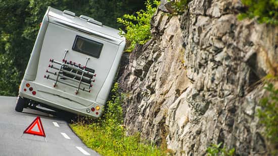 Wohnmobil, Unfall, Warndreieck, Felswand