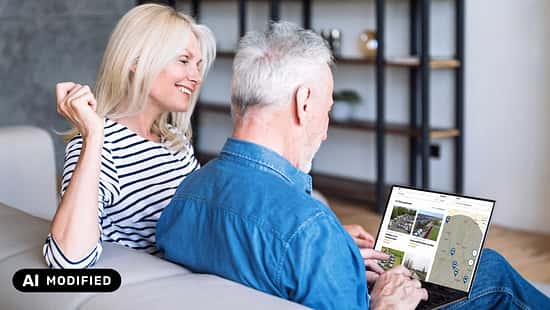 Paar sucht im Laptop in promobil Platzsuche