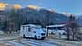 Schnee auf Campingplatz, Wintercamping