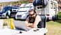 Workation beim Camping, Mann mit Bart