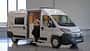 Forster Livin' Up Pro 599 (2026), Außenaufnahme, Frau, Campingbus, Halle