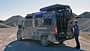 Außenaufnahme, Campingbus, Höherlegung, Dachzelt, Fahrradträger, Mann, Kiesgrube Außenaufnahme, Campingbus, Höherlegung, Dachzelt, Fahrradträger, Mann, Kiesgrube