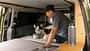 Innenraum, Campingbus, Liegefläche, Mann, Hund, Futternapf Space Camper, Classic+, Dog