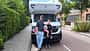 Familie, Mutter, Vater, Kind, Alkoven, Straße, Wohmmobil amilie vor dem Ahorn Alkoven A690: Mutter, Vater und Kind auf Wohnmobil-Reise