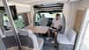 Ahorn-Camp-T-690, Wohnraum, Cockpitsitze, Seitenbank, Halbdinette f_Ahorn-Camp-T-690_Wohnraum