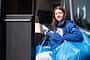 Ikea-Zubehör für den Campingbus wird in den Bus getragen