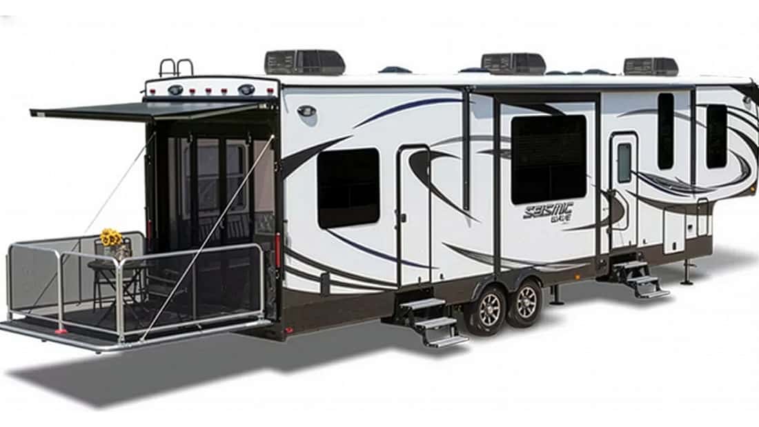 Jayco Seismic Wave 355W (2017) Gebrauchtangebot: Luxus-Wohnwagen mit Terrasse und Garage Caravan Resort Gützkow zwischen Usedom und Rügen in der Nähe der Ostsee