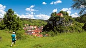 Unterwegs mit Blick auf den Ort Pottenstein.