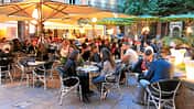 Gemuetliche Restaurants verfuehren zum Bleiben.