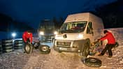 Schnee, Männer, Campingbusse, Reifen Winterreifentest 1