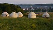 Das Hofgut Hopfenburg auf der Schwäbischen Alb präsentiert ein Video: So übernachten Sie in Tipis, Jurten und Zirkuswagen