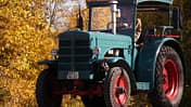 Das Hofgut Hopfenburg beherbergt nicht nur seltene Haustierrassen, hier versieht auch ein historischer Traktor seinen Dienst.
