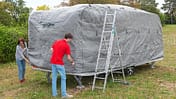 Caravan-Schutzhüllen, überziehen, Dachaufbauten Die Schutzhülle wird von vorne nach hinten über den Caravan gezogen.