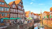 Man kann gut ausruhen, essen und trinken am Hansehafen im historischen Zentrum von Stade.