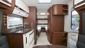 Opal 515 SG: Eines der beliebtesten Modelle in der Caravan-Welt besteht momentan aus Rundsitzgruppe und Einzelbetten. Die Küche ist hier auch besonders gut ausgestattet.