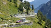 Jeep mit Caravan auf der Assietta-Kammstraße