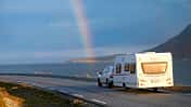 Regenbogen über der Küstenstraße