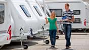 Der Herbst ist ein guter Zeitpunkt, um beim Kauf eines Reisemobils oder Caravans Geld zu sparen: Die Vorjahresmodelle müssen vom Hof.