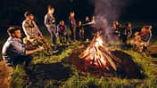Wer sitzt nicht gerne am Lagerfeuer und röstet Marshmallows? Wir haben einige Rezepte für ein ganzes Menü zusammengestellt, die Bilder lassen das Wasser im Mund zusammen laufen und im Text stehen die Rezepte.