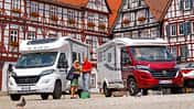 Die kompakten Teilintegrierten von Hymer und Laika kommen mit der Länge eines typischen Ducato-Kastenwagens aus. Dabei setzen die Geschwistermodelle auf ganz unterschiedliche Konzepte.