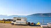 Ford Transit am Wasser
