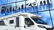 Wohnmobil vor Finanzamt