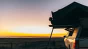 Dachzelt-Romantik Camping mit Sonnenuntergang