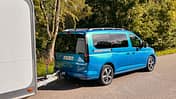 VW Caddy im Zugwagentest Totale von hinten rechts 
