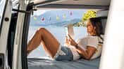 Frau im Campervan