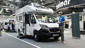 wohnmobil, außen, Teilintegriert, Messe, Mann 