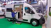 Campingbus, Seite, Schiebetür, Frau, Messe, CMT