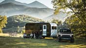 Werbefotografien des Herstellers zeigen den Lifestyle-Caravan Coast Model 1 von innen und von außen