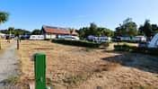 StellplŠtze, HŠuser, Caravans, ausgetrocknetes Gras, BŠume